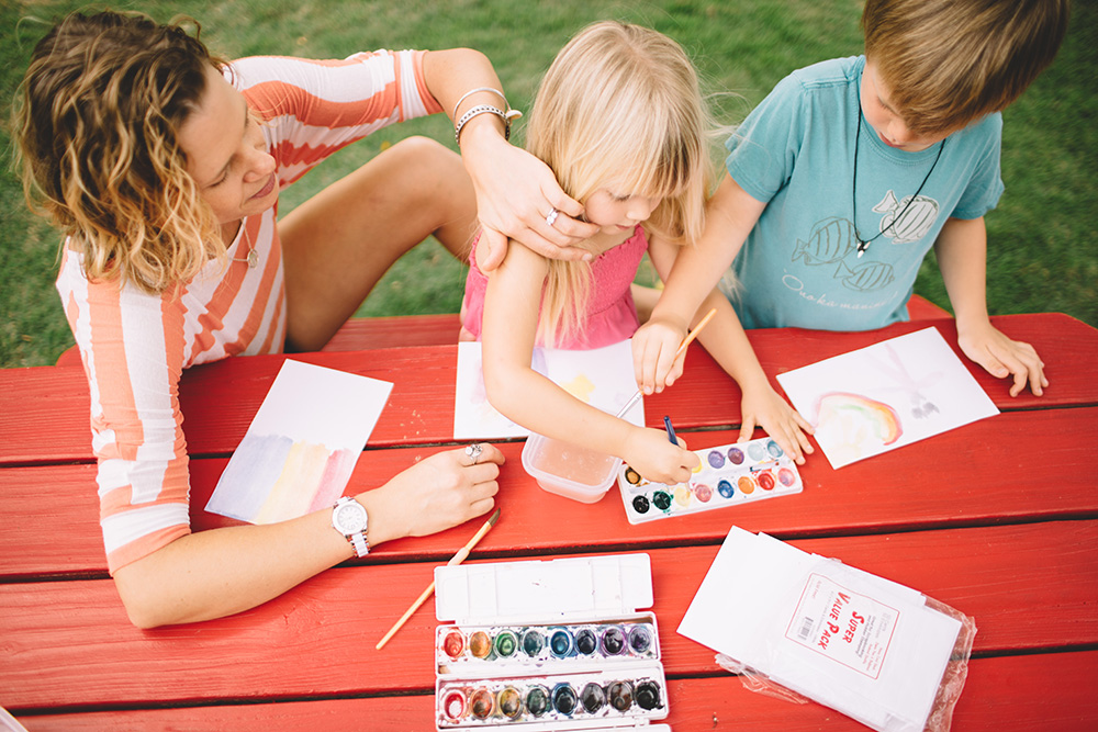 painting with children on Maui