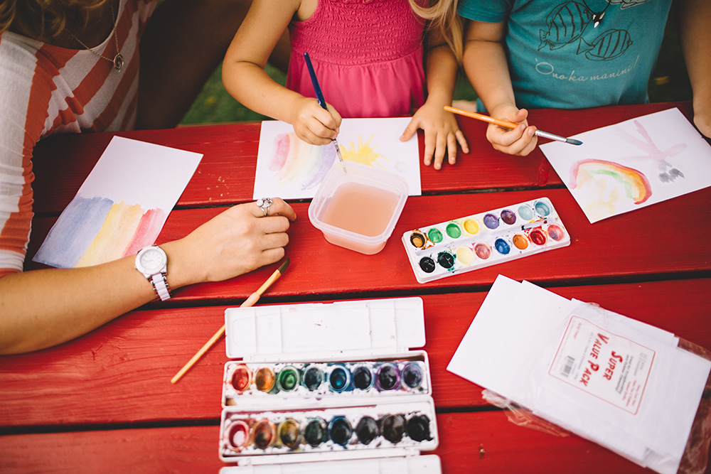painting with children on Maui