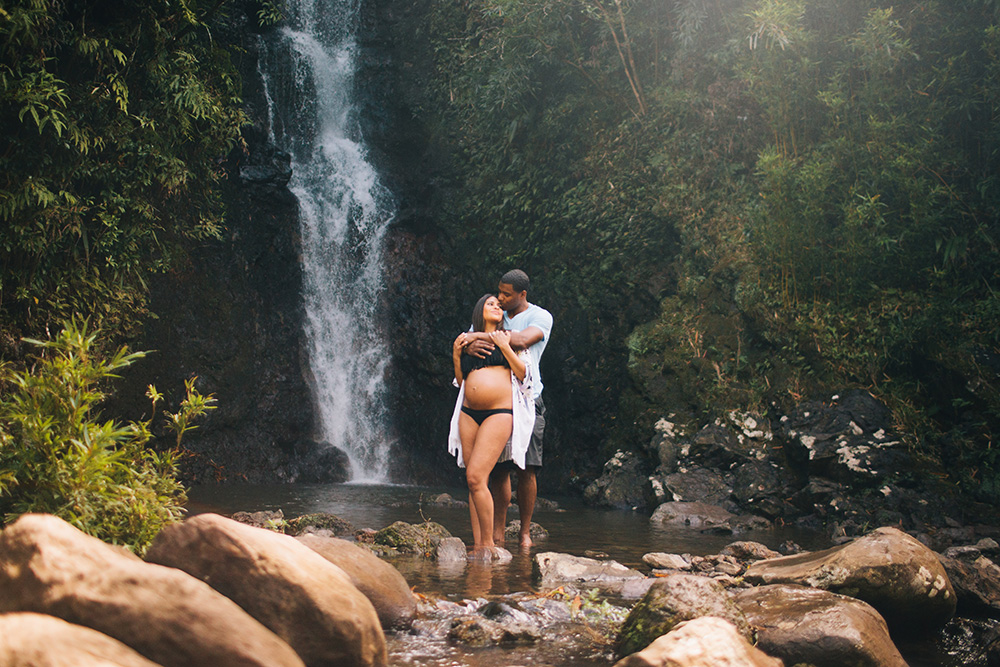 maui maternity photographer cadence photographs jessica and deshawn at the bamboo forest.