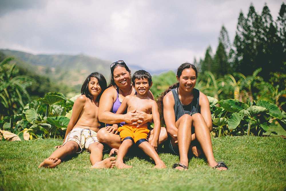 maui family photographer captures Kehau and her family at their taro patches