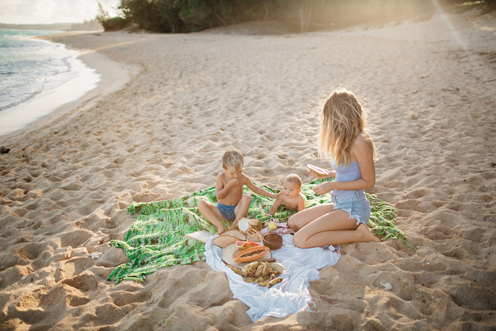 raising raw vegan children - an interview with ellen fisher of mango island mamma at baby beach in paia with cadencia photography of maui, hawaii. 