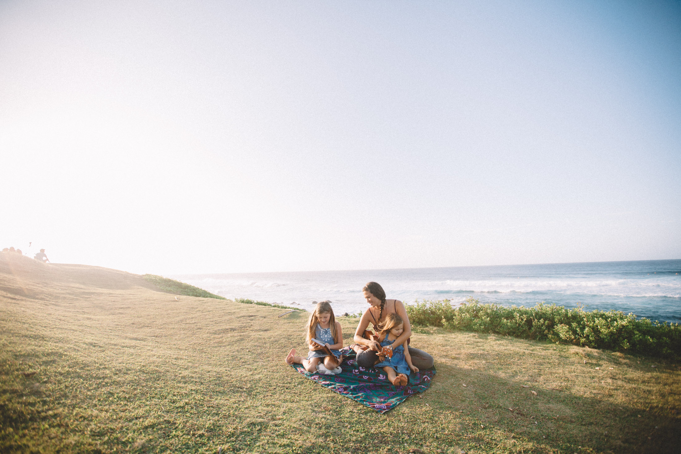 enjoy sunset and watch the surf with your family at hookipa lookout on Maui. 