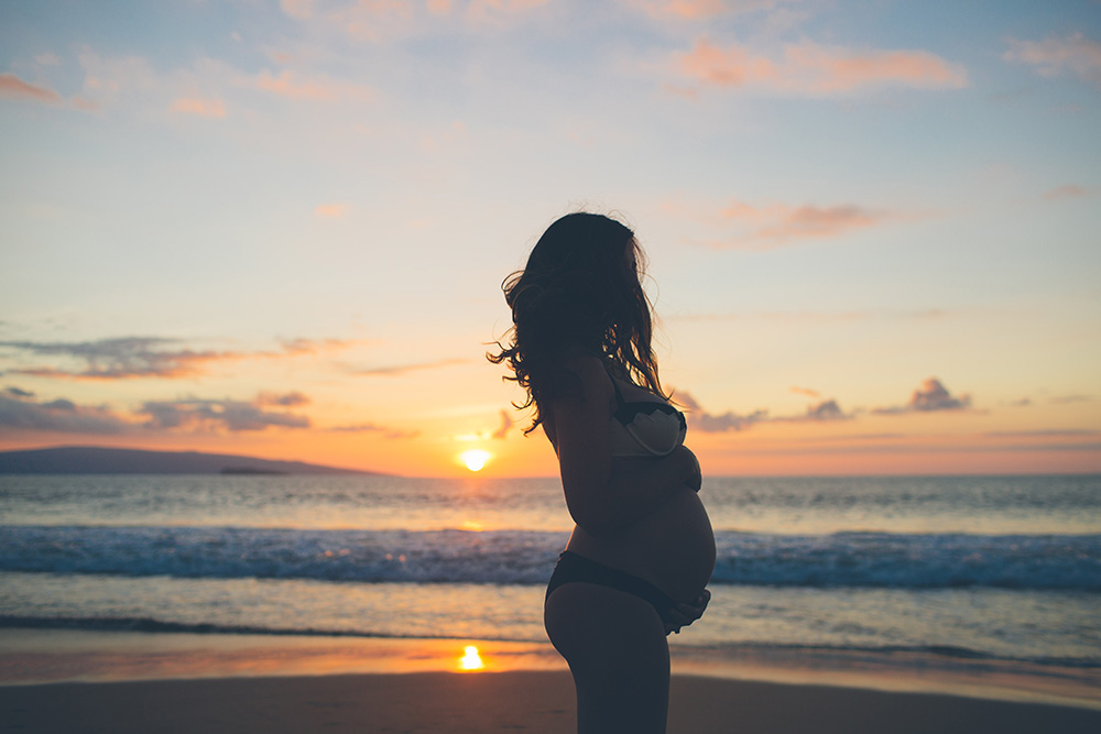 beautiful maternity photograps on Maui, Hawaii with cadencia photography