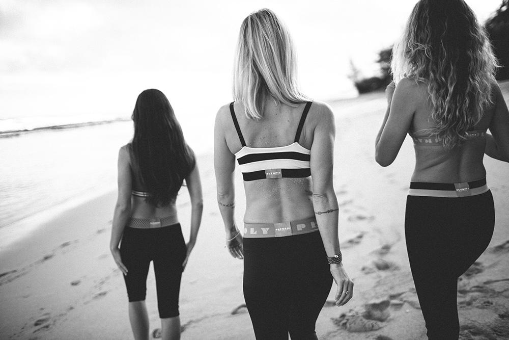hawaii barre located in paia, maui photographed by cadencia photography. girls are wearing olympia activewear. 