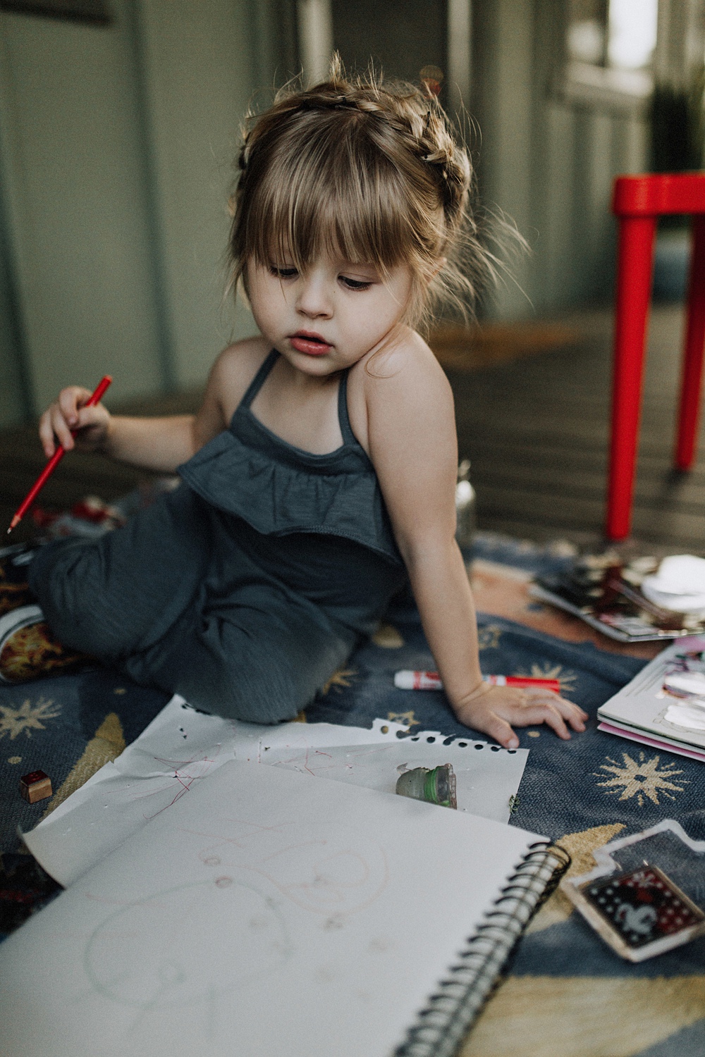 child doing art during LA family photography session 