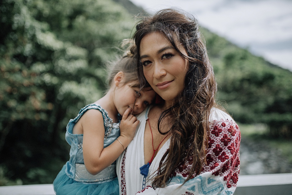 maui photographer does family portraits in iao valley, a great place to visit while you're in hawaii. 