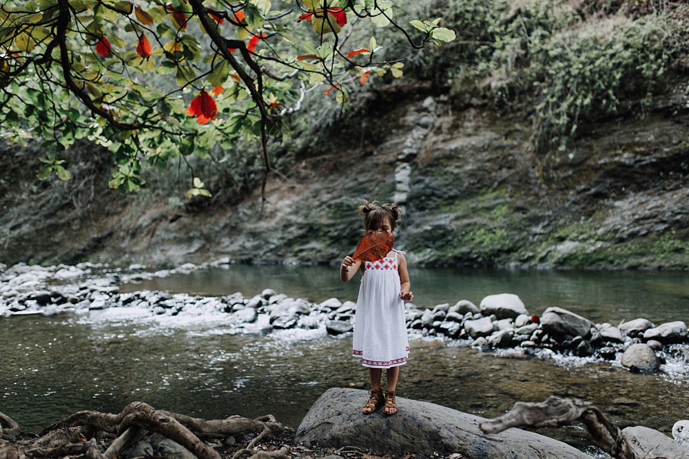 maui photographer visits iao valley in maui, hawaii for family photography with meili autumn.