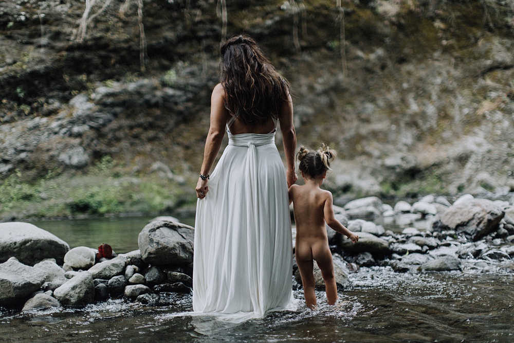 maui photographer visits iao valley in maui, hawaii for family photography with meili autumn.
