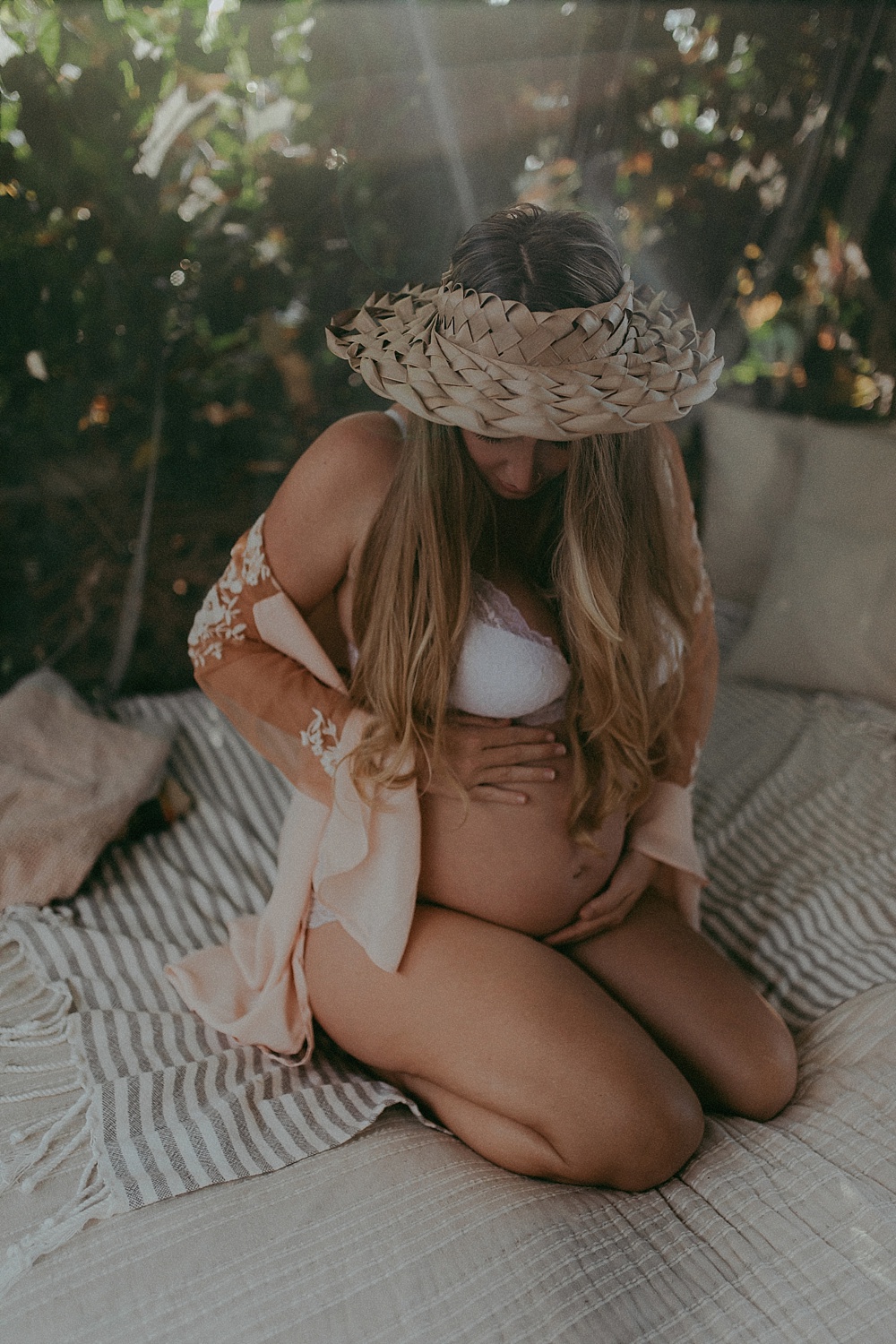 lifestyle in-home maternity session in hawaii 