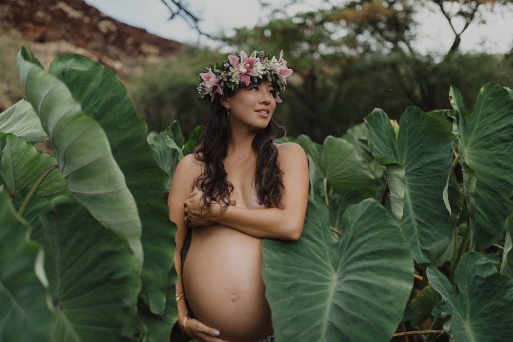 haku lei during maternity photography session in lahaina 