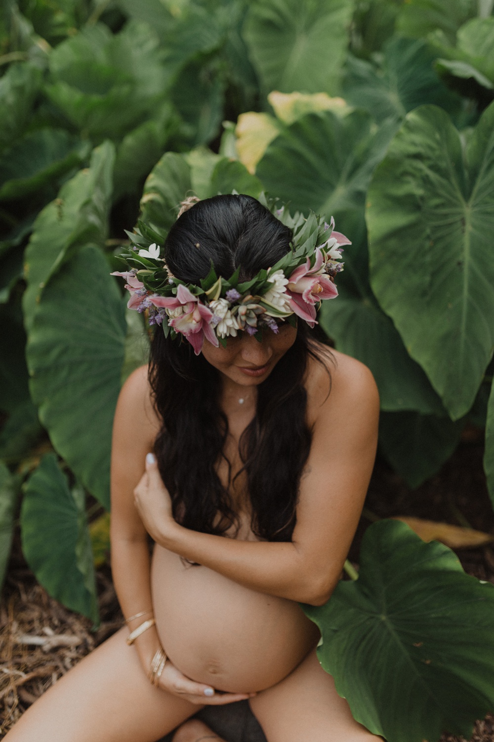 shanel in the taro during her maternity photography session in lahaina