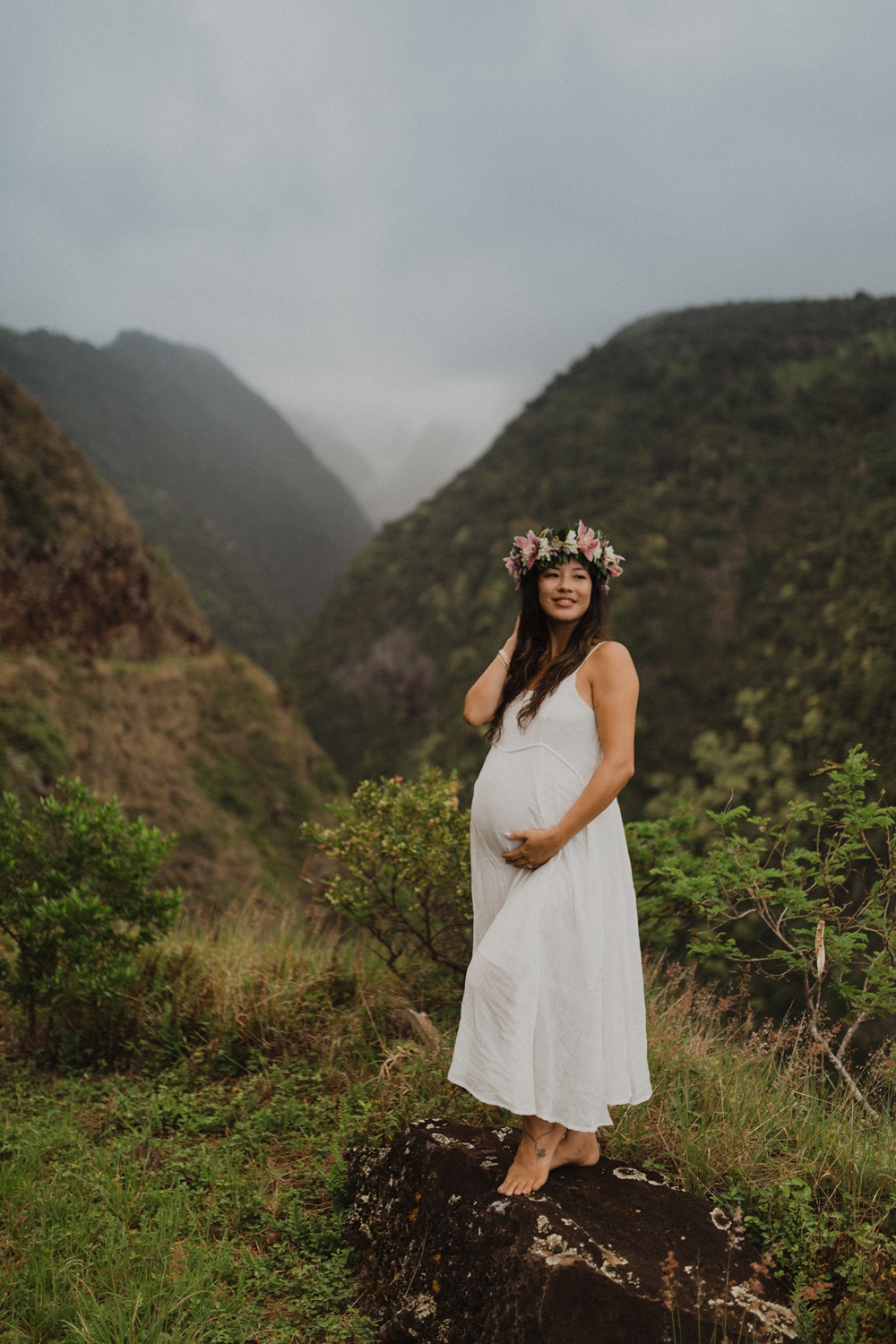 beautiful maternity photography in lahaina with flowers 