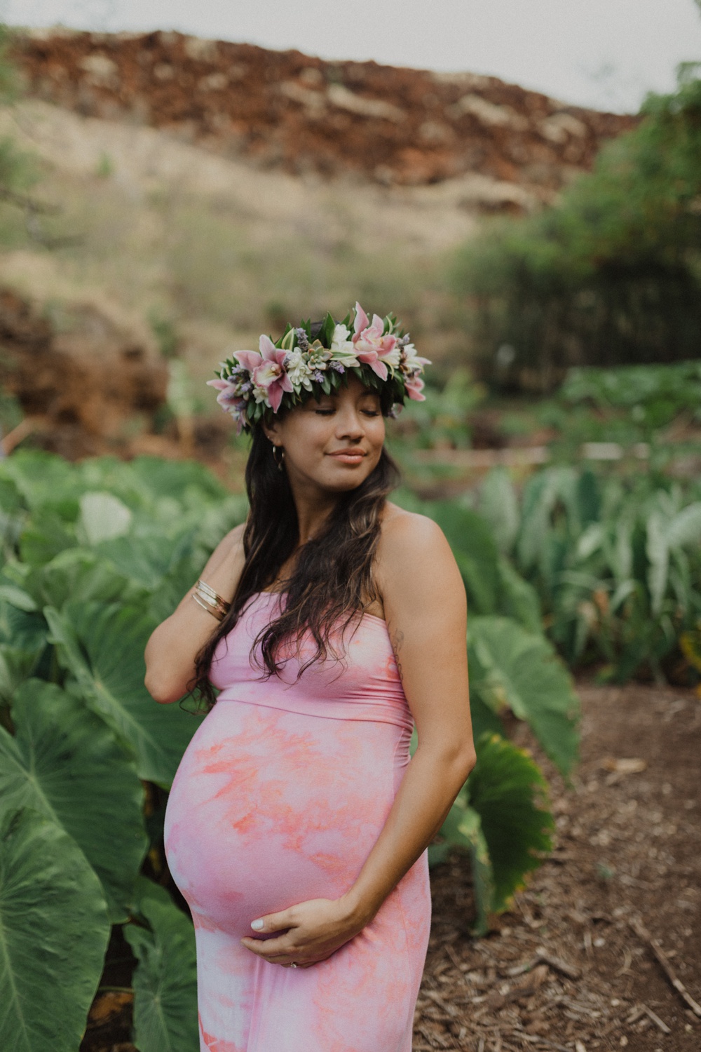 shanel in the taro during her maternity photography session in lahaina
