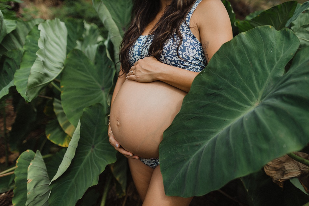 maternity photos in lahaina, hawaiiu for chanel's session 