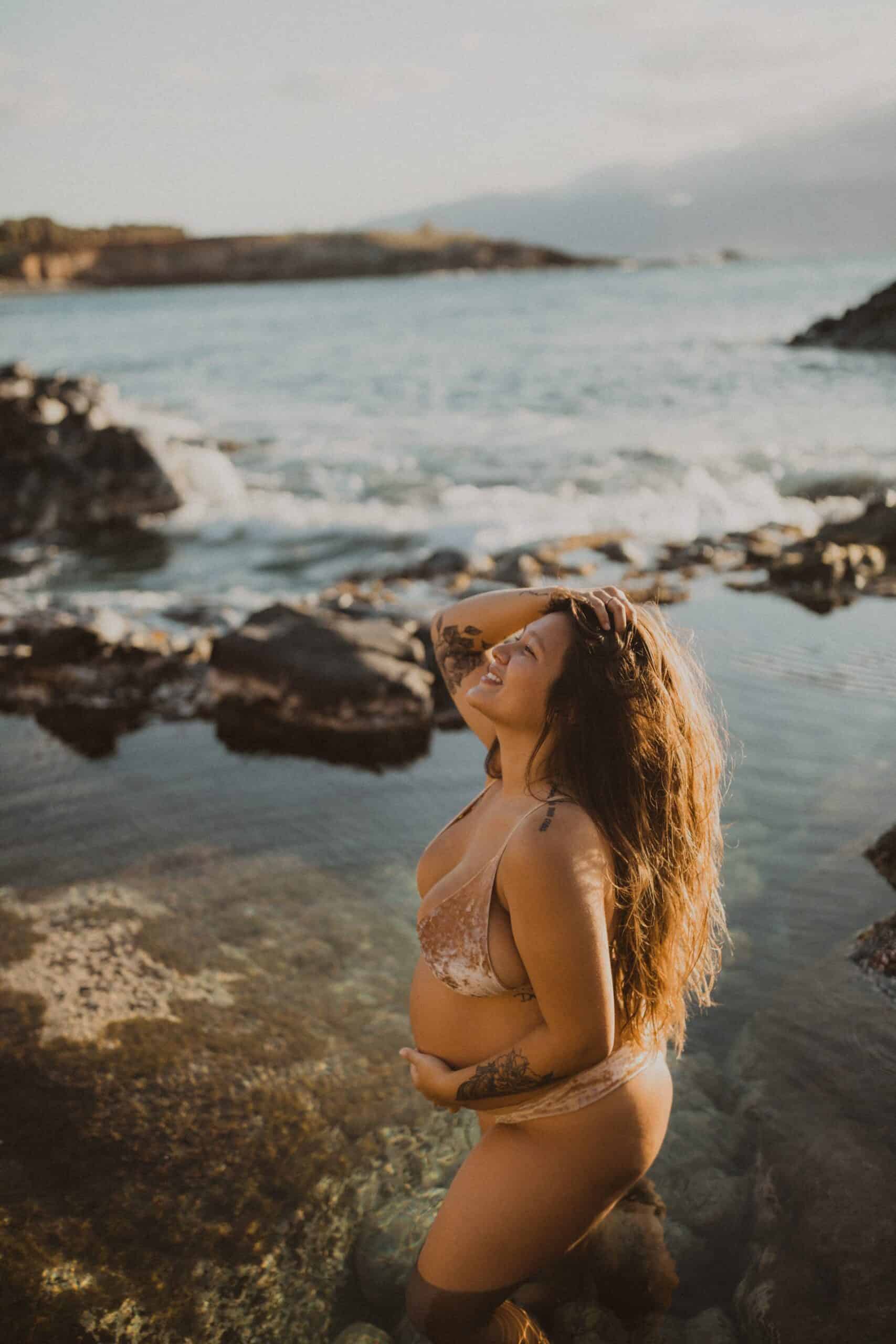 maternity photo in paia, hawaii 