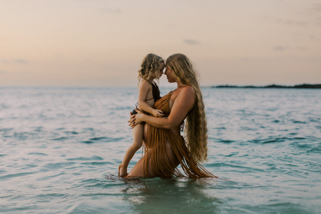 pregnant mom on beach in kona, hawaii