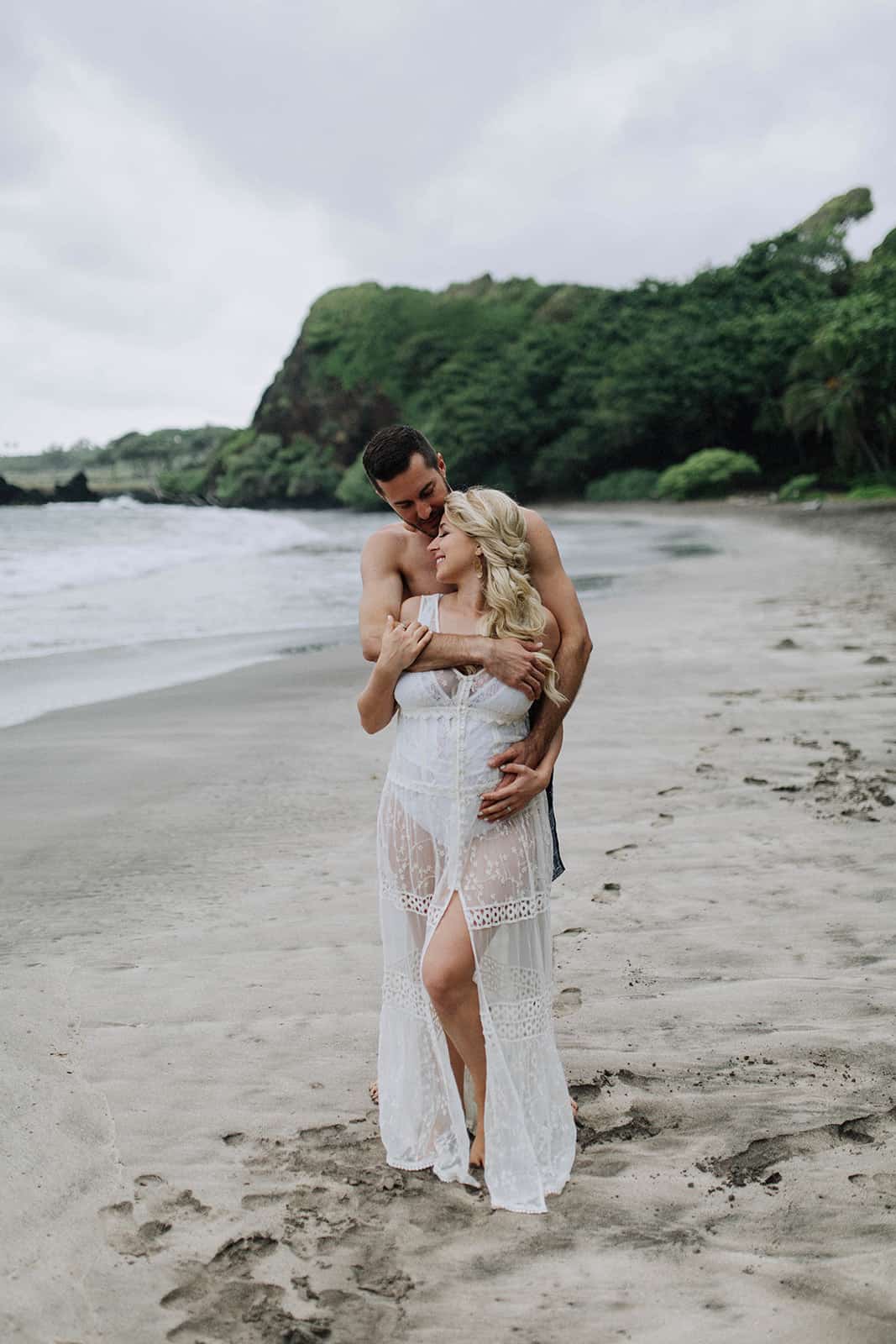 hamoa beach maternity photos 