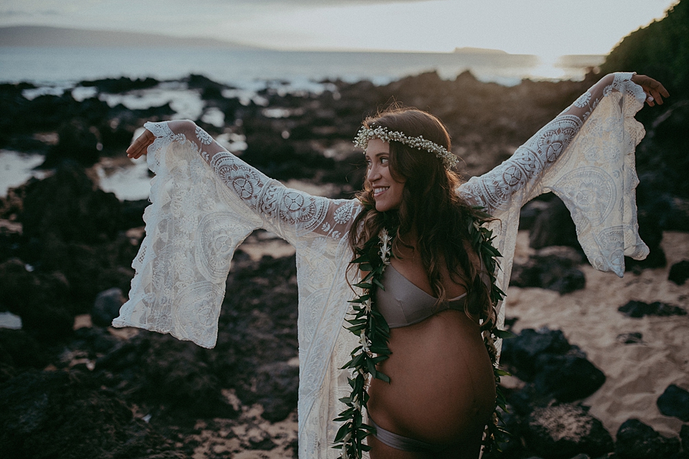 beautiful sunset maternity photos at makena cove in hawaii 