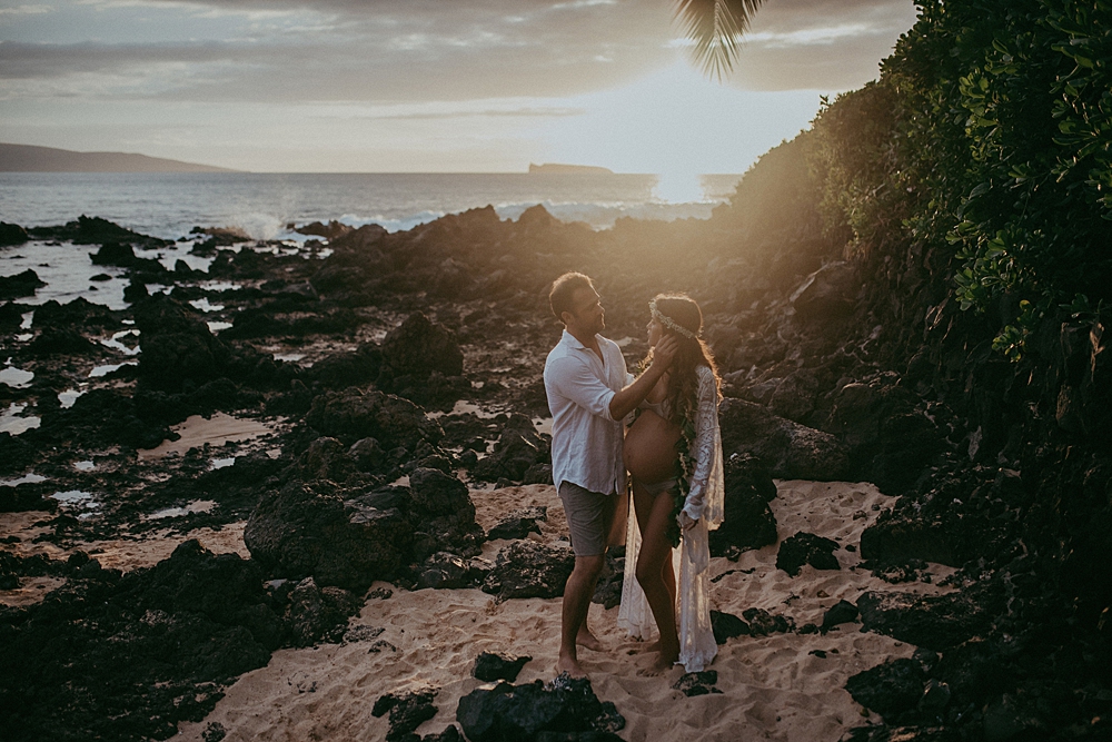 beautiful sunset maternity photography at makena cove in hawaii 