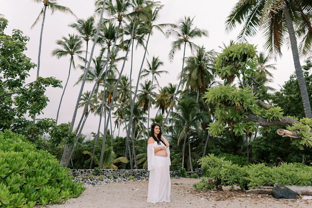 coconut trees and pregnant woman in kailua-kona 